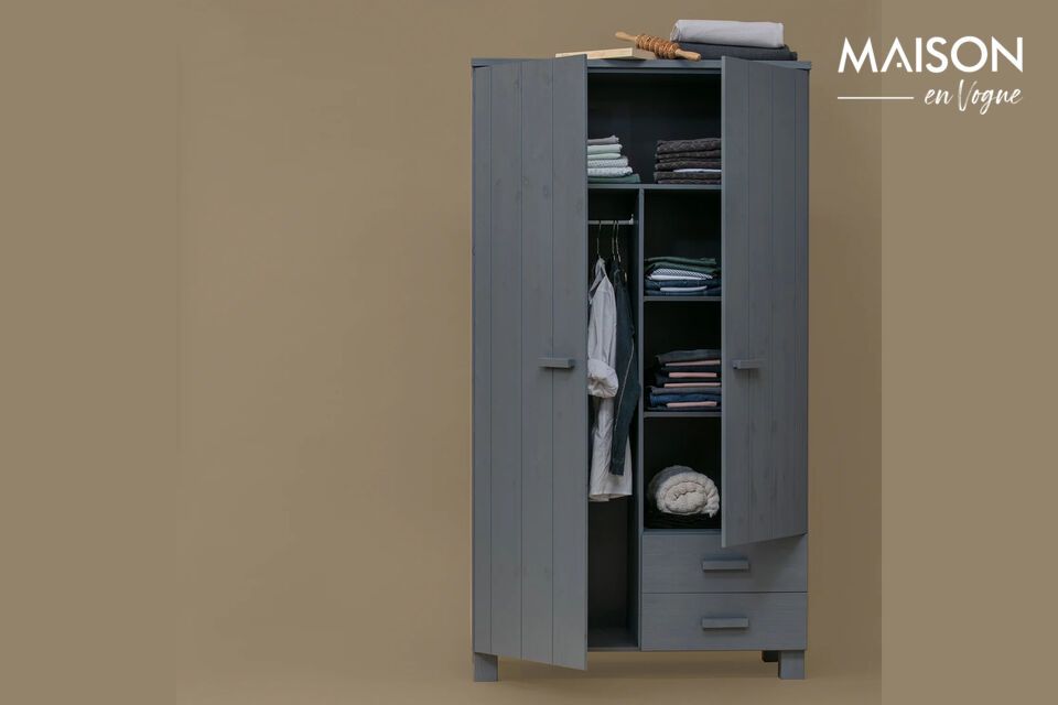 Cette armoire en pin massif est peinte en gris avec un léger aspect anthracite