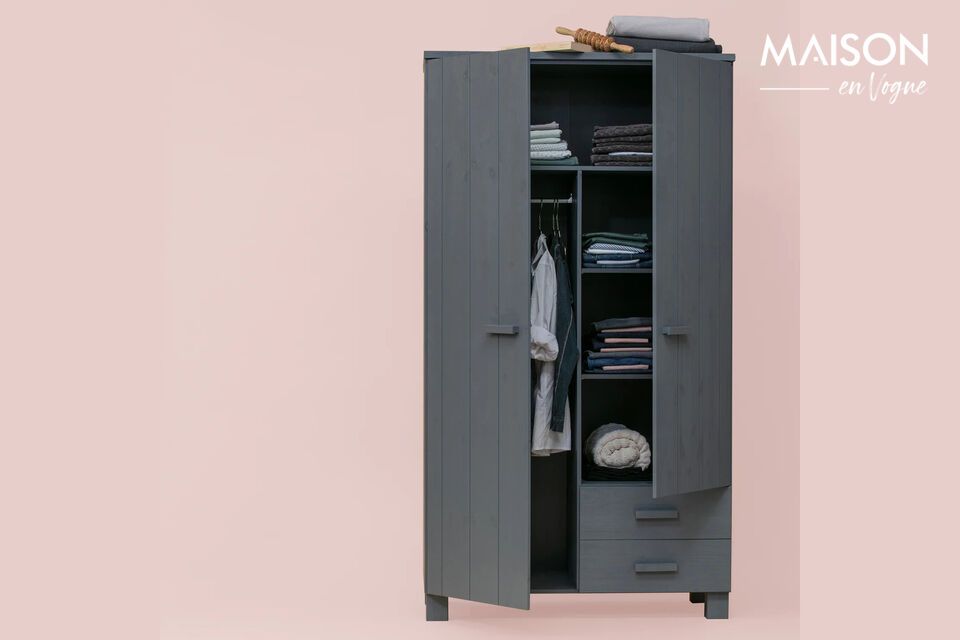 Vos vêtements sont entreposés dans une armoire en bois brossé