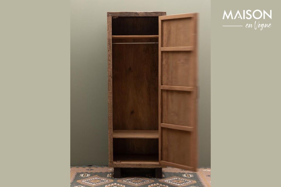 Découvrez l\'essence du rangement durable avec notre armoire en bois recyclé