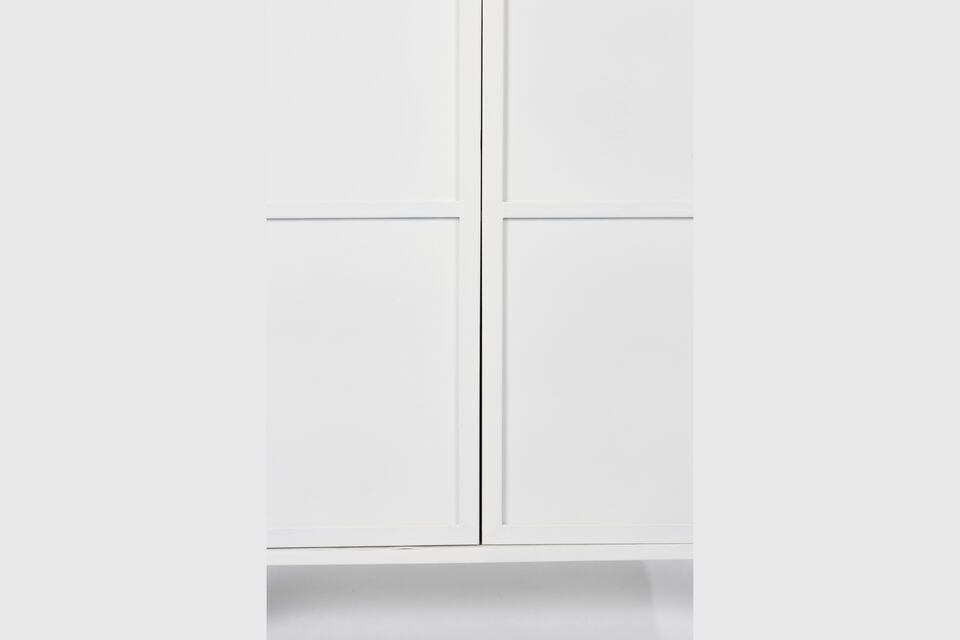 Utilisez le dessus de l\'armoire pour exposer vos assiettes décoratives ou vos bibelots favoris