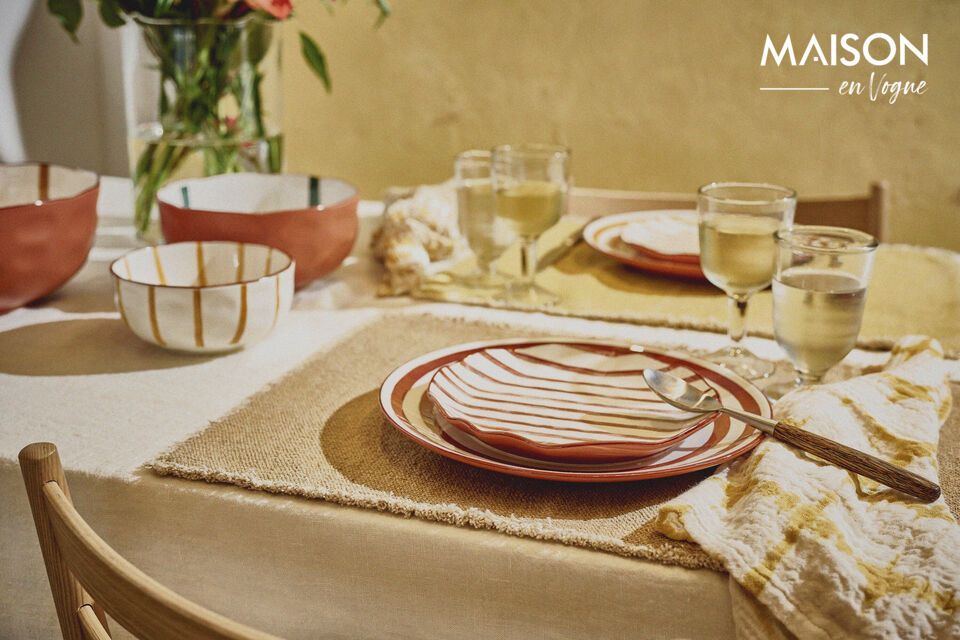 Mettez en valeur vos desserts avec cette assiette en porcelaine rouille.