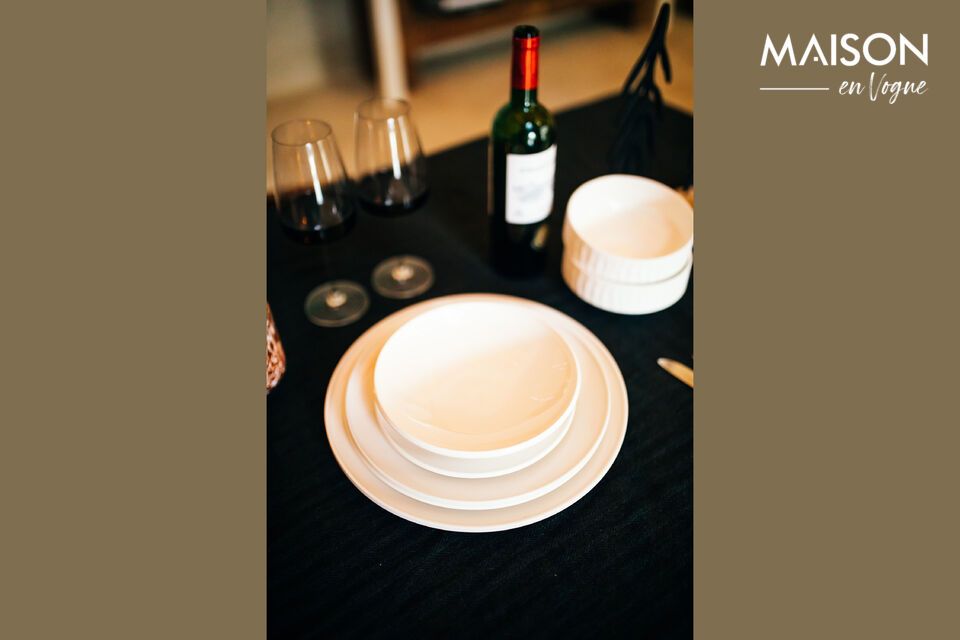 Assiette en porcelaine blanc, design contemporain et pratique.