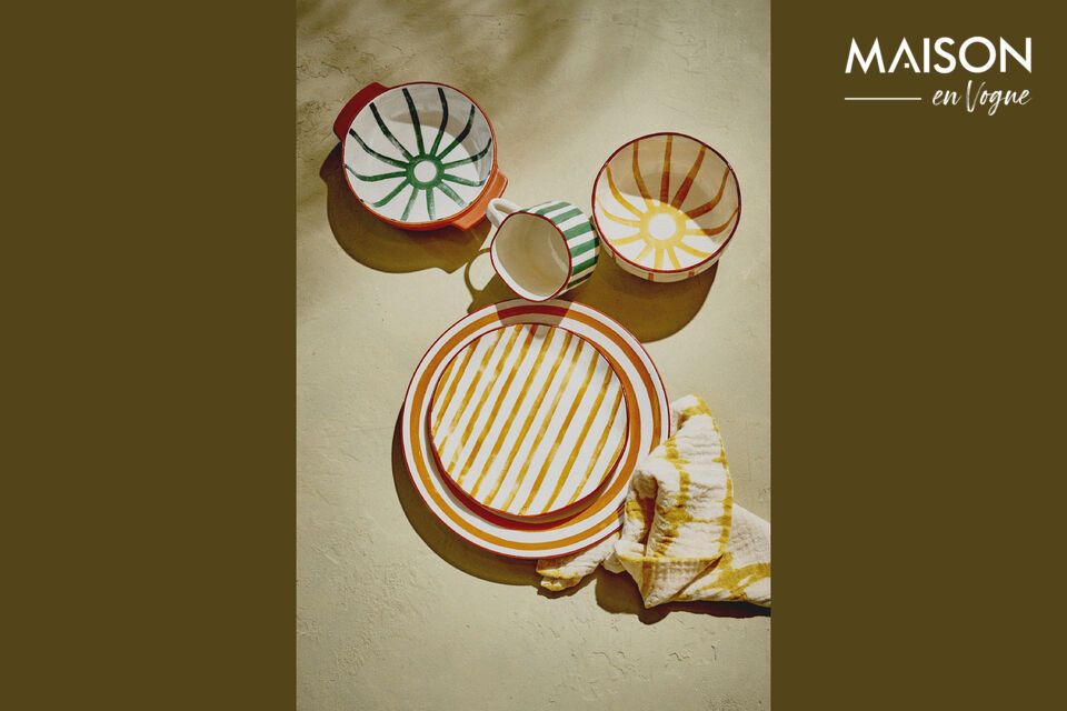 Assiette en porcelaine jaune, élégance raffinée pour la table.