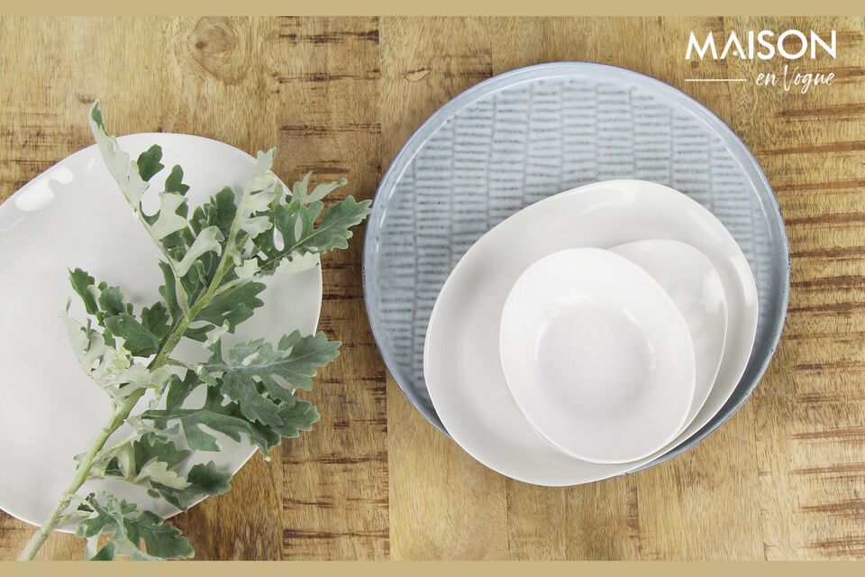 Plate ovale en porcelaine blanche pour toutes occasions.