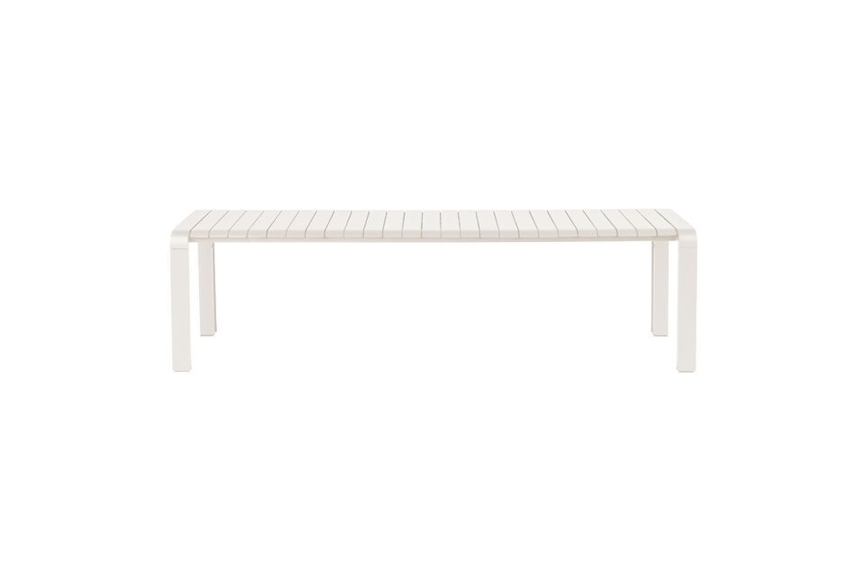 Le blanc épuré de ce banc en aluminium apporte une touche de fraîcheur à tout décor extérieur