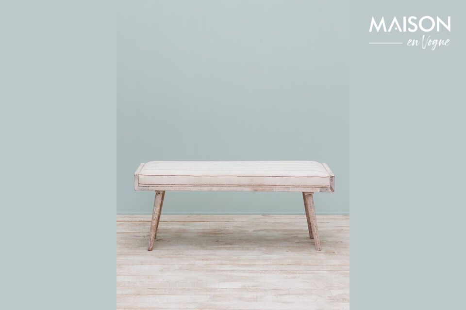 Un banc élégant en acacia pour intérieur raffiné.