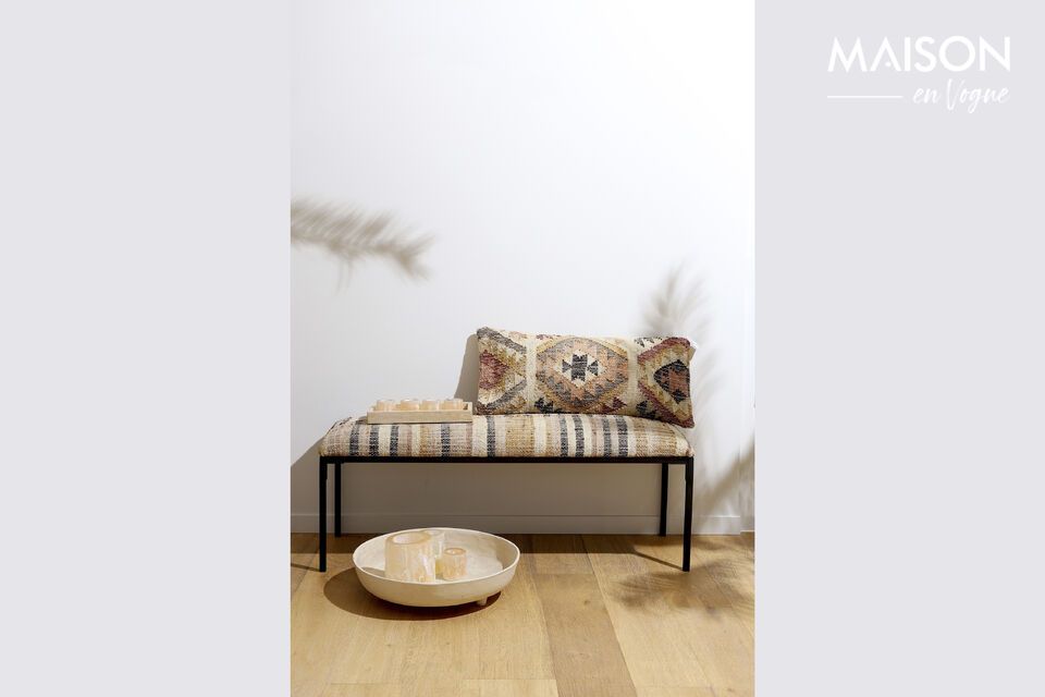 Banc en tissu Kilim, fusion élégante d'orient et de modernité.