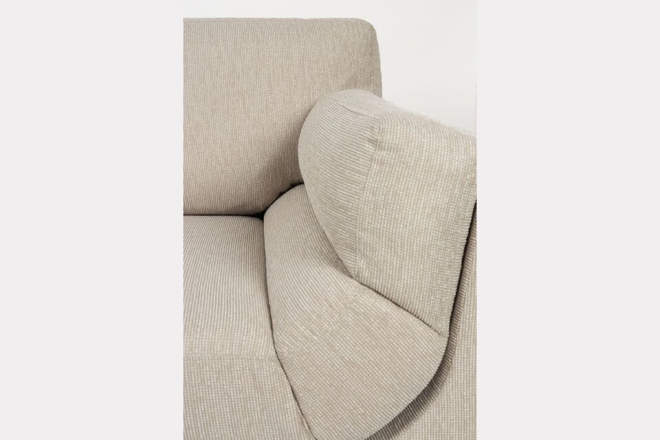 Son tissu beige doux et résistant enveloppe une assise généreusement capitonnée