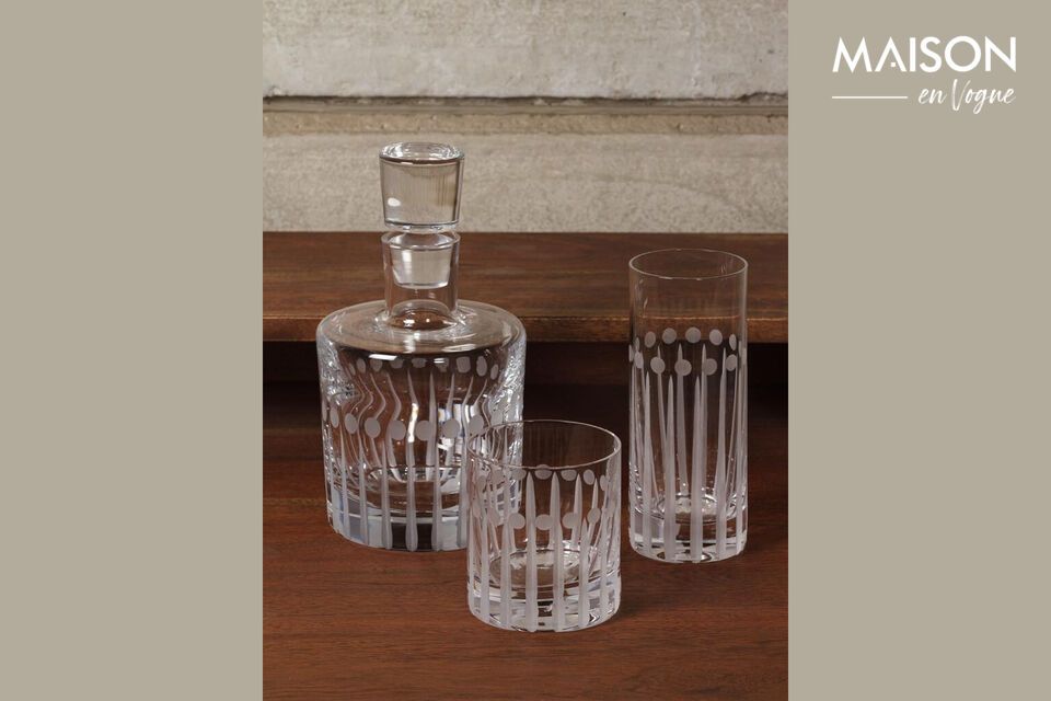 Découvrez l\'élégance intemporelle de notre carafe en verre transparent