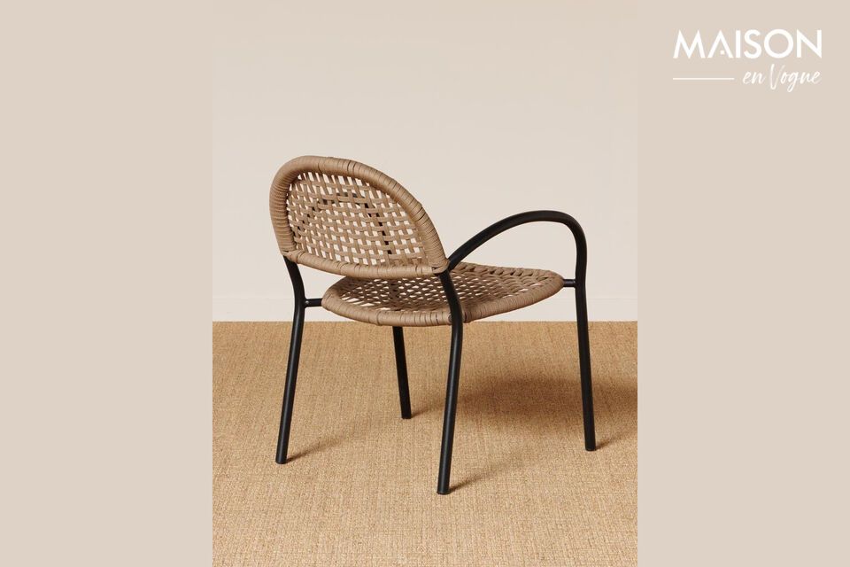 Découvrez notre chaise en métal, subtilement conçue pour allier confort et style