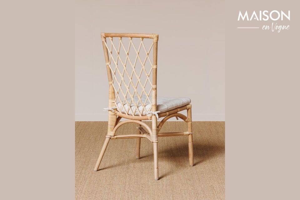 Découvrez le charme intemporel de notre chaise en rotin beige Croisillons