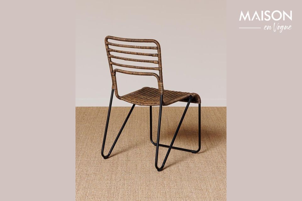 Optez pour l\'élégance naturelle et la robustesse avec notre chaise en rotin marron