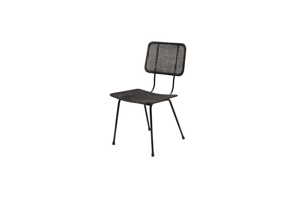 Confort et élégance avec notre chaise en rotin noir.