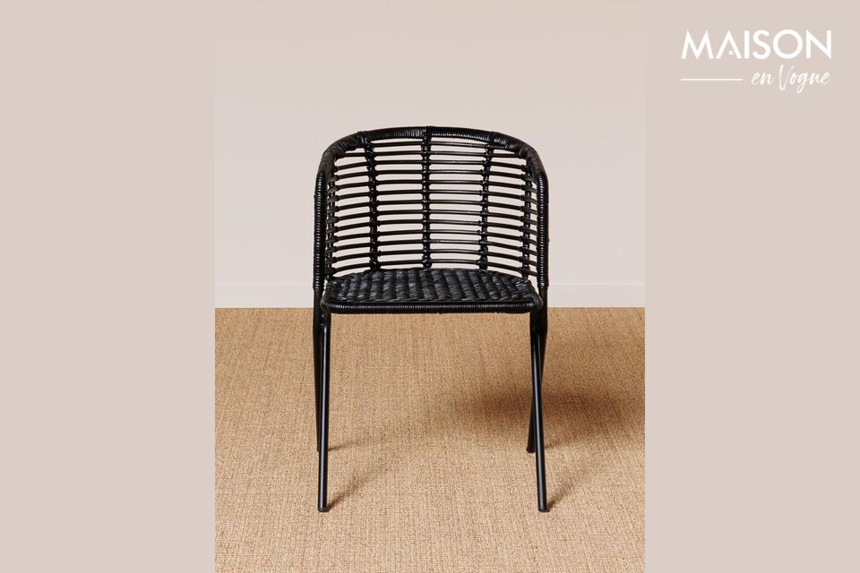 Confort et style avec notre chaise en rotin noir.