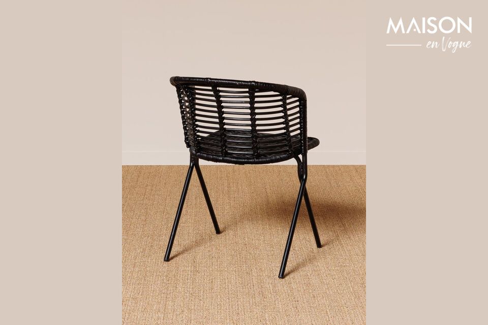 Offrez une touche d\'élégance et de confort à votre espace avec cette chaise en rotin noir