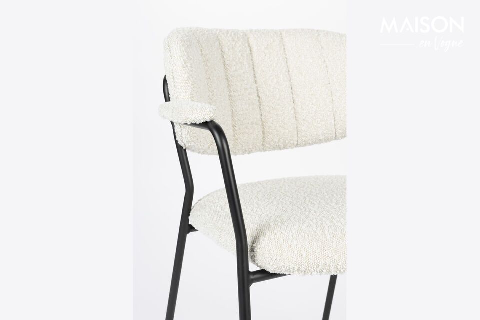 Modernité et confort avec notre chaise légère en tissu blanc.