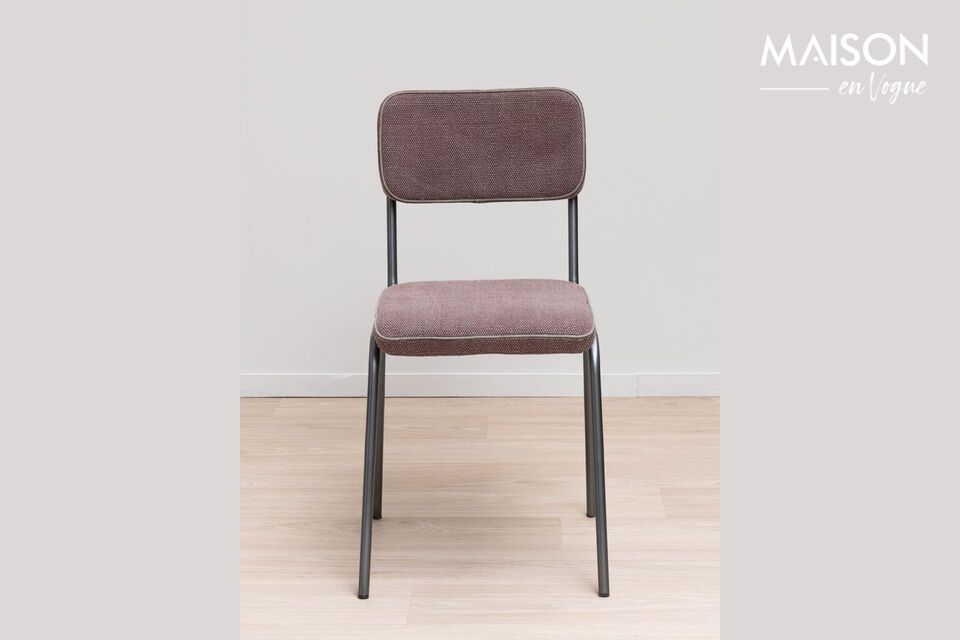 Optez pour l'élégance durable avec notre chaise en fer rouge.