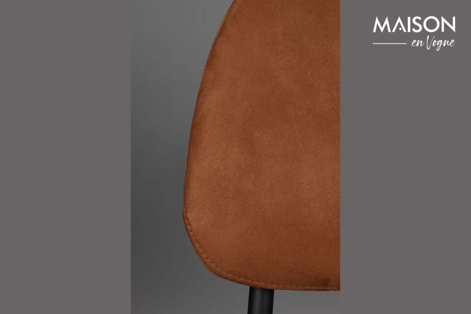 Choisissez cette chaise en tissu terracotta pour ajouter un élément de style intemporel à votre