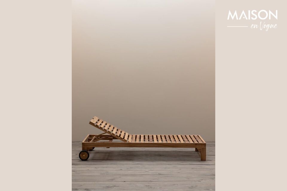 Chaise longue en teck, élégance durable et confort.