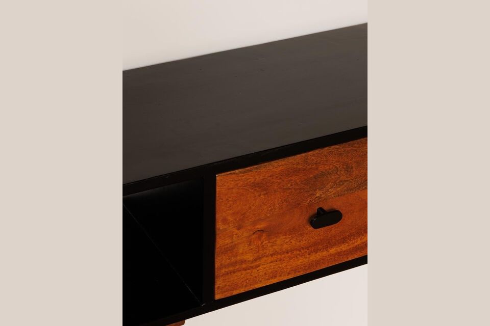 Cette console arbore une teinte marron profond qui apporte une touche de chaleur et de naturel