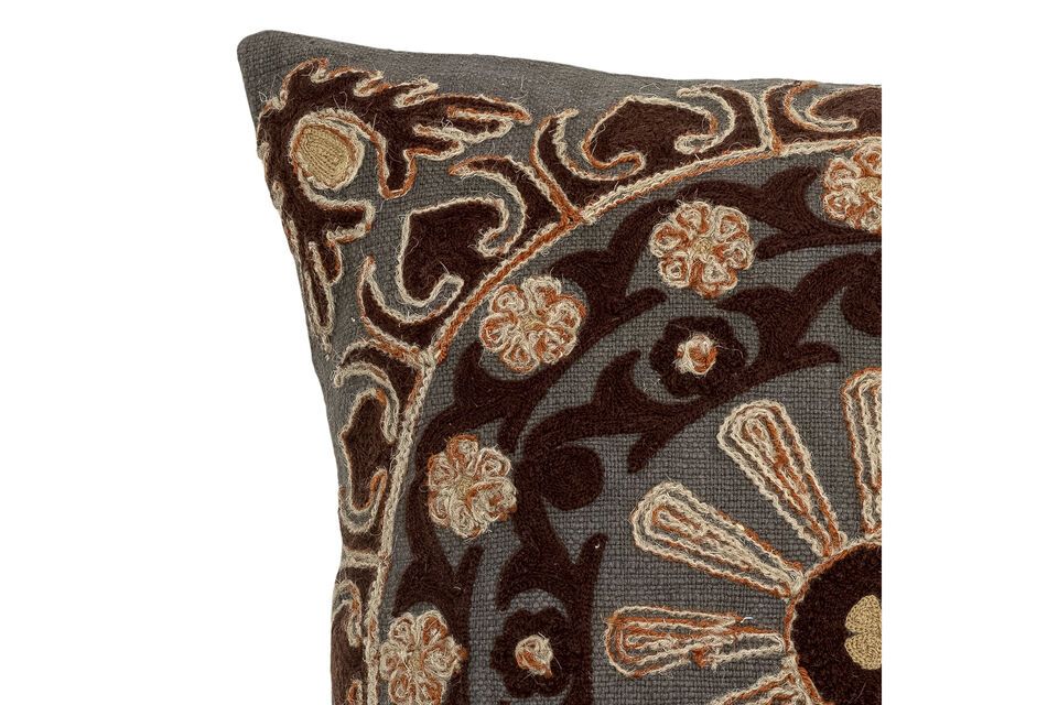 L\'attrait visuel n\'est pas en reste ; le coussin arbore un motif brodé soigné qui en fait plus