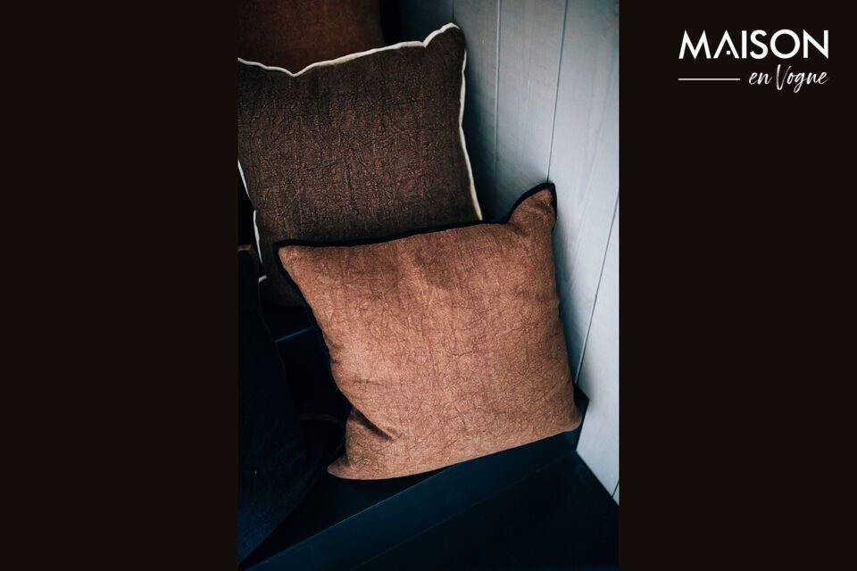 Découvrez le confort et la subtilité du coussin en coton marron Opposites