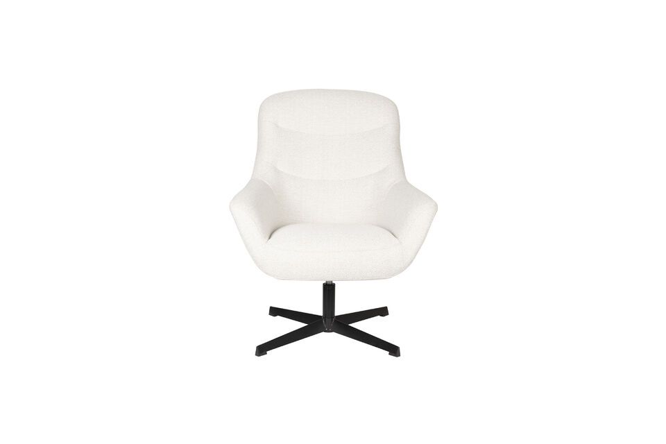 Le blanc épuré de ce fauteuil apporte une touche de fraîcheur à tout décor intérieur