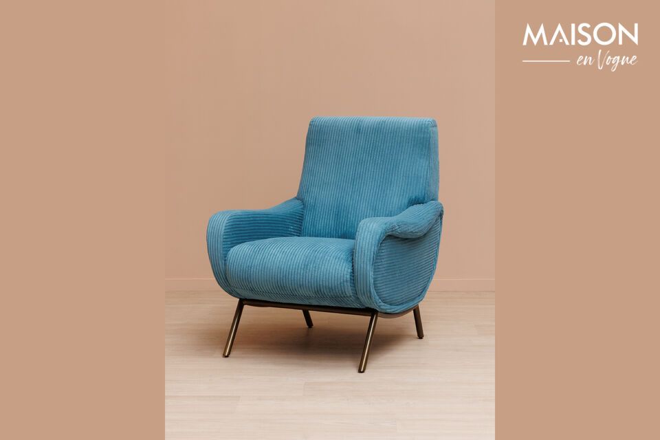 Un fauteuil bleu robuste alliant confort et style.