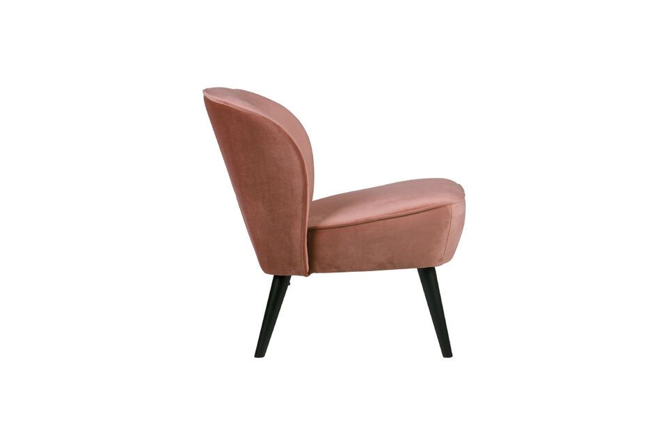 Ce fauteuil pivotant recouvert de velours est fabriqué à partir d\'une combinaison de bois dur et