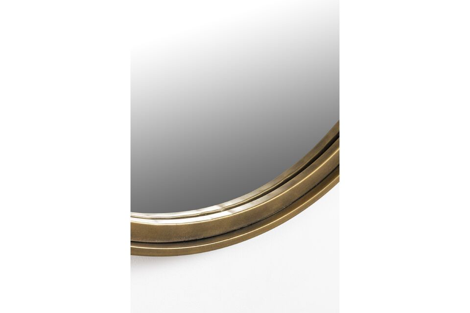 Ce miroir en fer de couleur bronze s\'intégrera harmonieusement dans des intérieurs aux tons