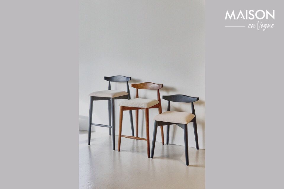 Tabouret en bois d'acacia, robustesse et élégance garanties.