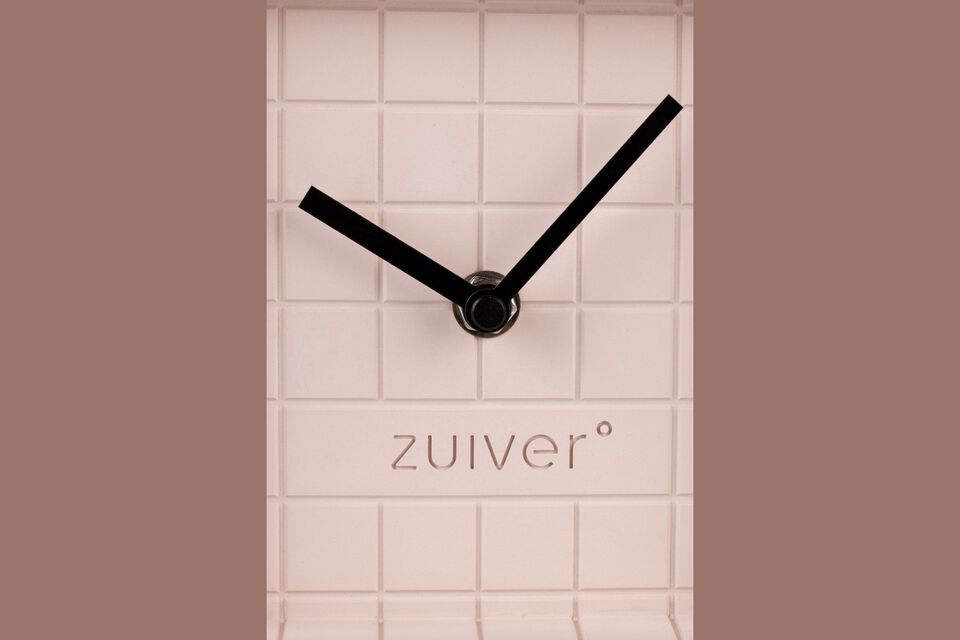 Son style minimaliste et sa couleur douce rendent l\'horloge en béton rose non seulement utile pour