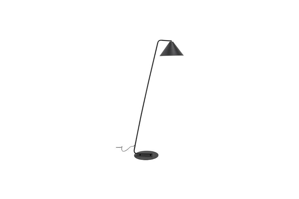 La silhouette épurée et moderne du lampadaire Latisha reflète l\'esthétique nordique