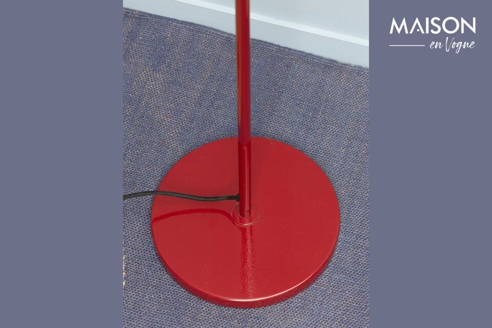 Le design en métal rouge du lampadaire offre un look audacieux qui s\'adapte parfaitement à toute