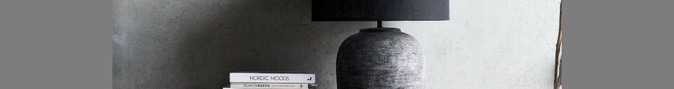 Mise en avant matière Lampe à poser en argile gris et noir Tahi