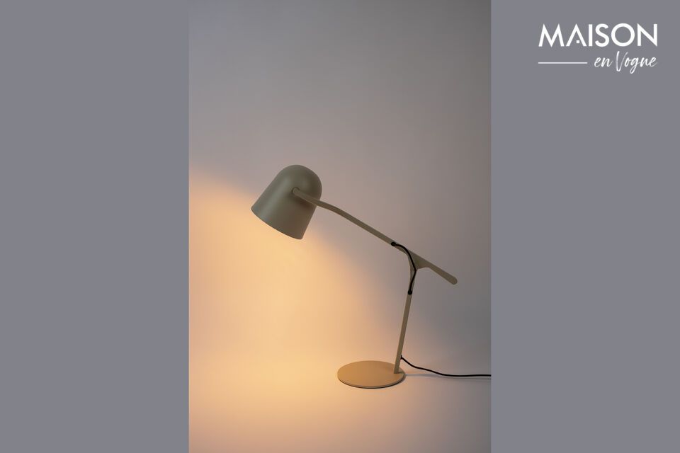 Améliorez votre espace avec une lampe de table ajustable et élégante.