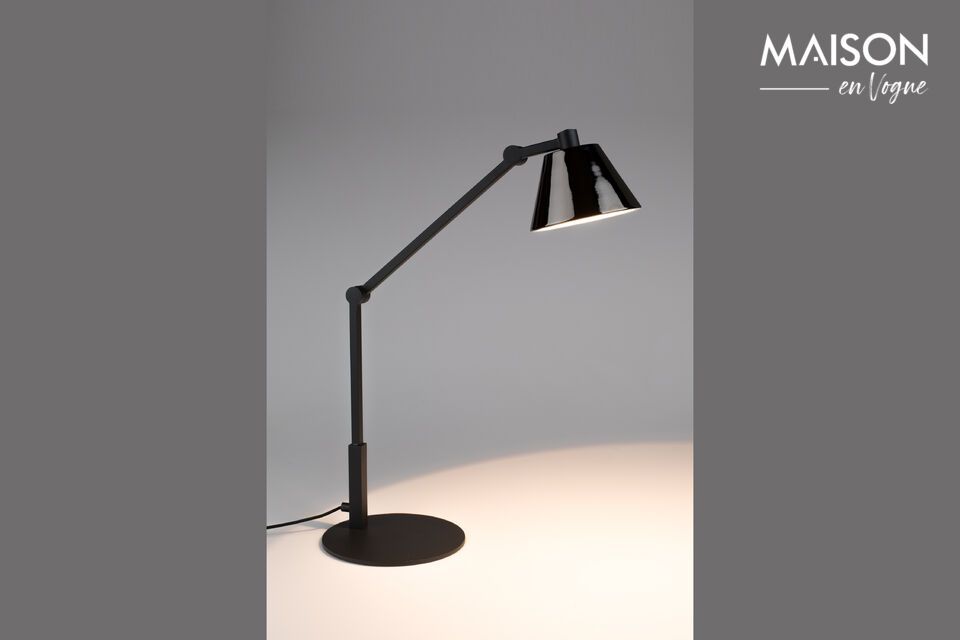 Découvrez le design avant-gardiste de notre lampe de bureau en fer noir