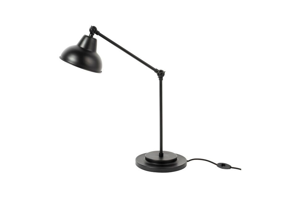 Le noir mat de cette lampe offre une allure moderne qui peut aussi bien compléter un bureau