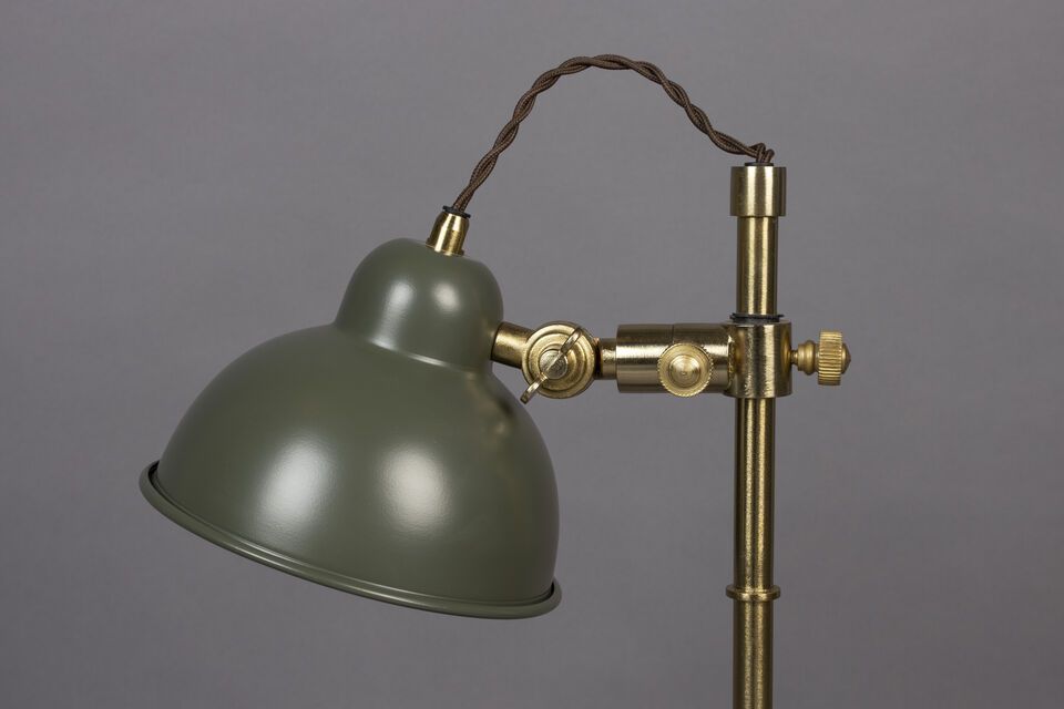 Introduisez une touche de style industriel avec notre lampe à poser en fer, couleur vert subtil