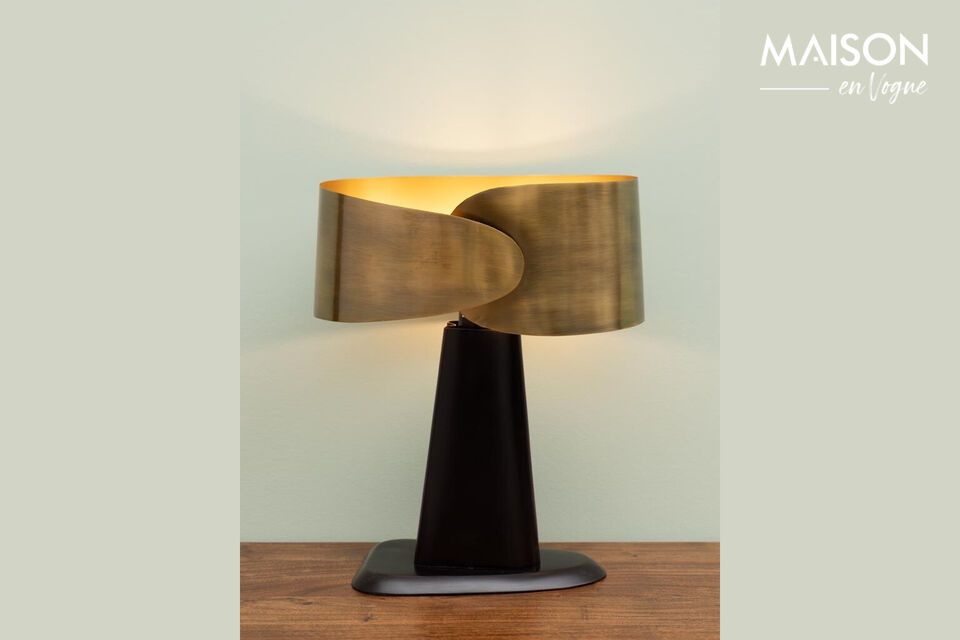 Découvrez l\'élégance fonctionnelle avec notre lampe à poser en métal