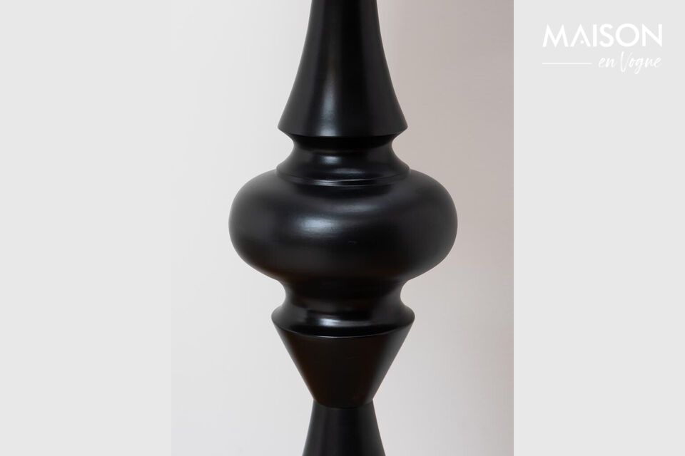 Apportez élégance et fonctionnalité avec notre lampe en métal noir.