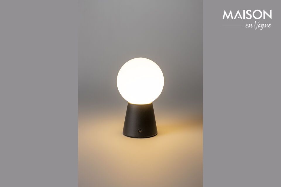 Découvrez la polyvalence et l\'élégance de notre lampe à poser en métal noir