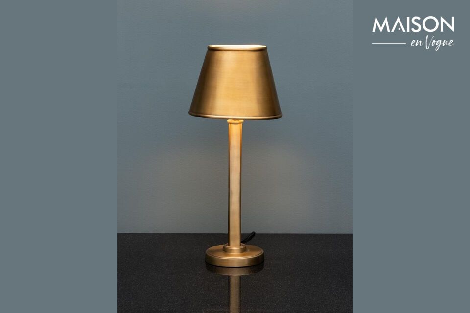 Lampe en fer or pour une touche élégante et pratique.