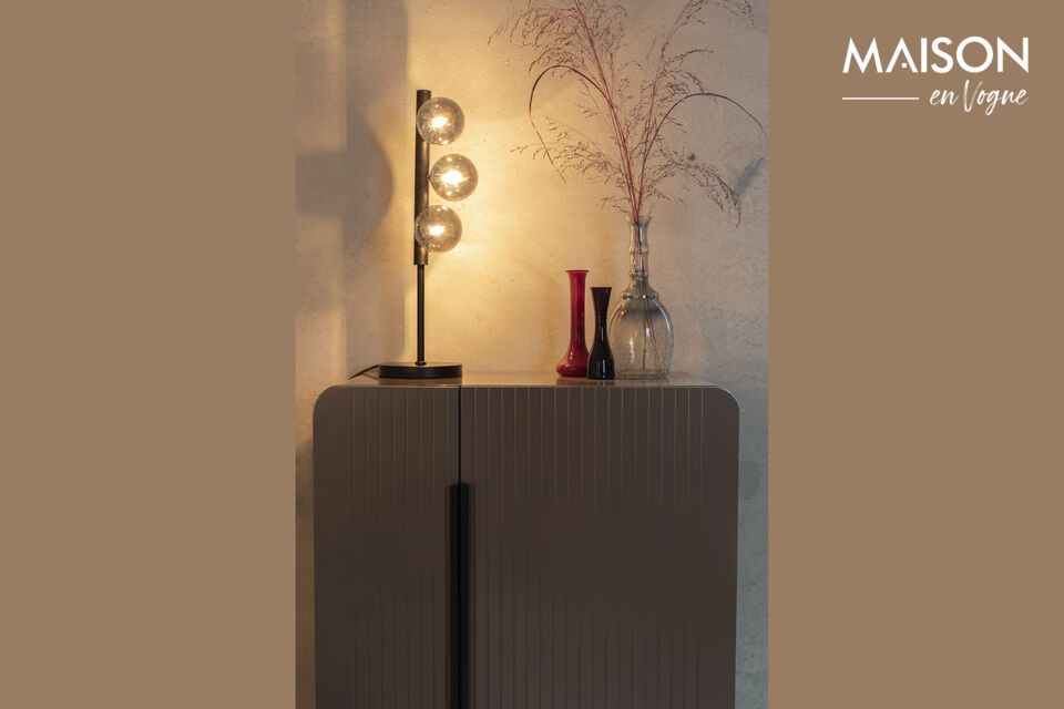 La lampe Monica affiche une stature impressionnante avec une hauteur de 61 cm