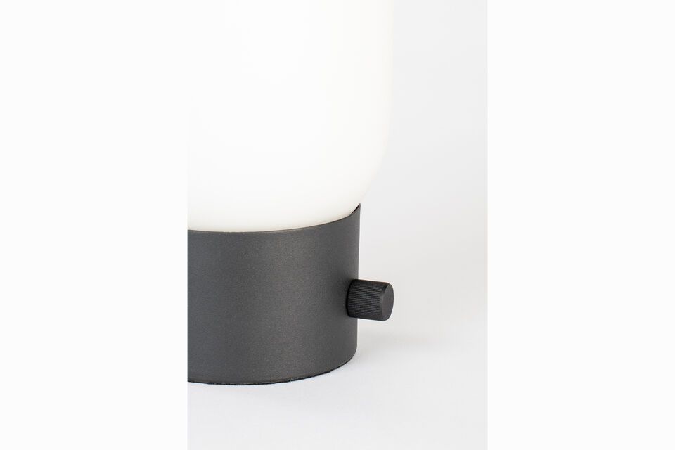 L\'Urban Charger est dotée d\'un verre de couleur noire brillante qui ajoute une touche de