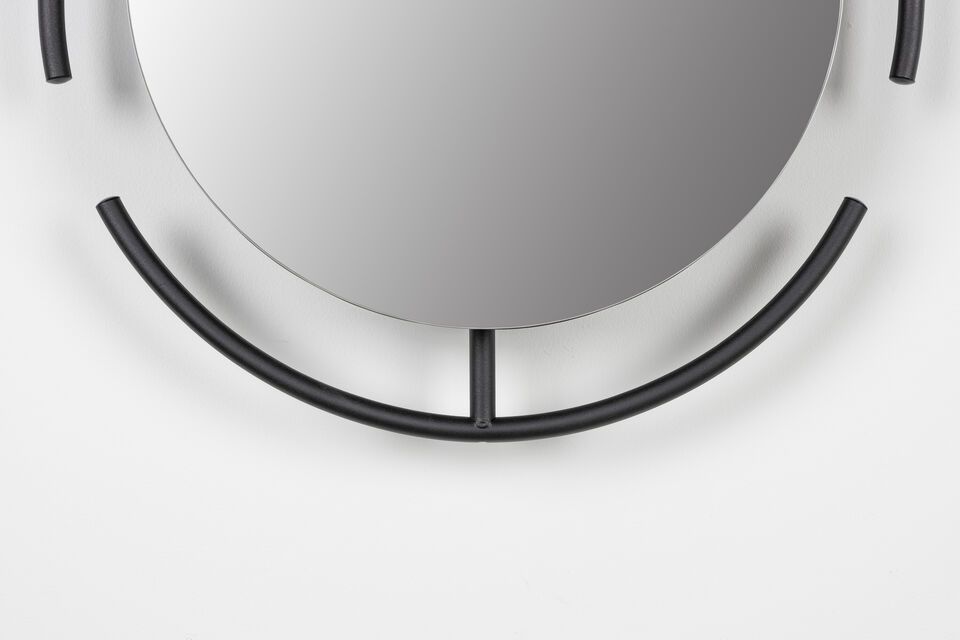 Ce miroir est non seulement un objet pratique mais aussi un élément décoratif unique