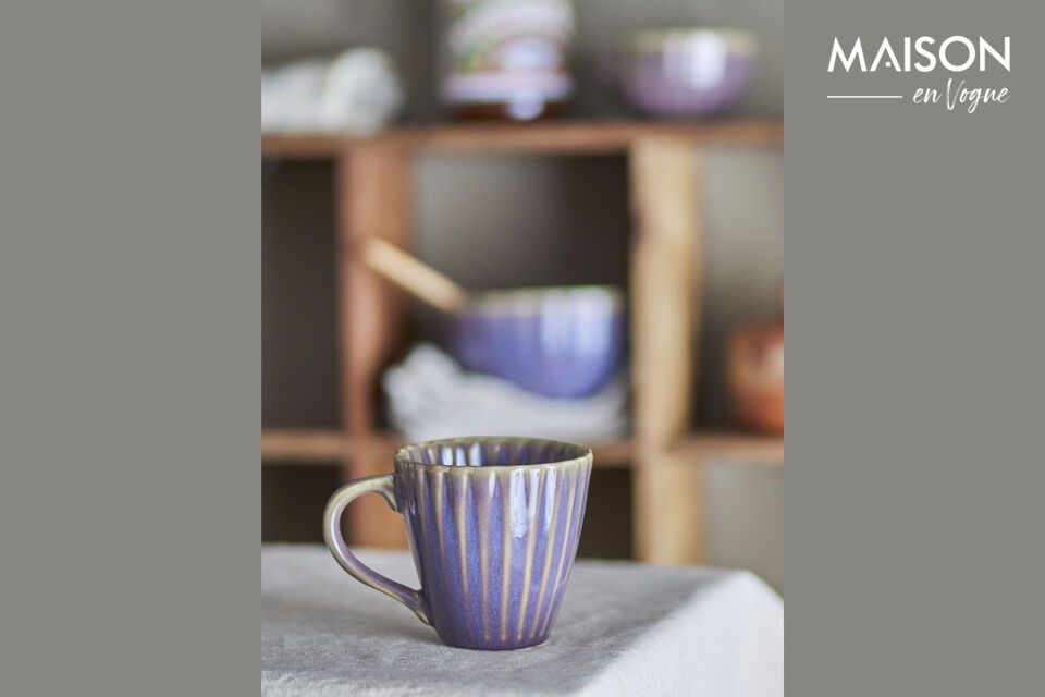 Découvrez le charme et l\'élégance du mug en grès violet Latina de Bloomingville