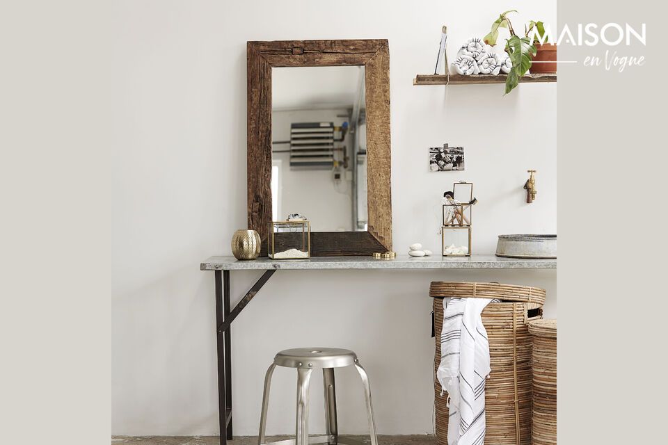 Reflet naturel et tendance avec notre miroir en bois recyclé.