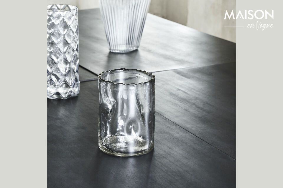 Élégance et raffinement pour votre intérieur avec ce vase en verre.