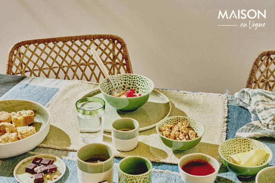 Sublimez vos tables avec l'élégance discrète de ce verre céladon.